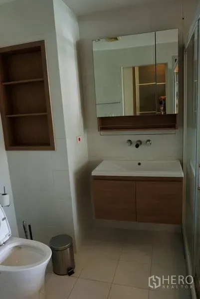 คอนโด ขายในKhlong Toei, Bangkok - ห้องน้ำสมัยใหม่พร้อมอ่างล้างหน้าแขวนตู้กระจก ชั้นวางบิลท์อินและฝักบัวกระจก