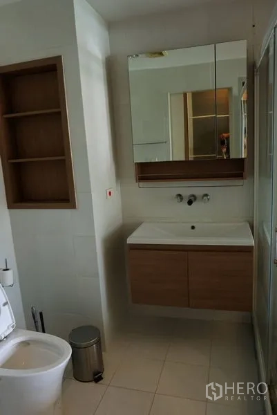 คอนโด ขายในKhlong Toei, Bangkok - ห้องน้ำสมัยใหม่พร้อมอ่างล้างหน้าแขวนตู้กระจก ชั้นวางบิลท์อินและฝักบัวกระจก