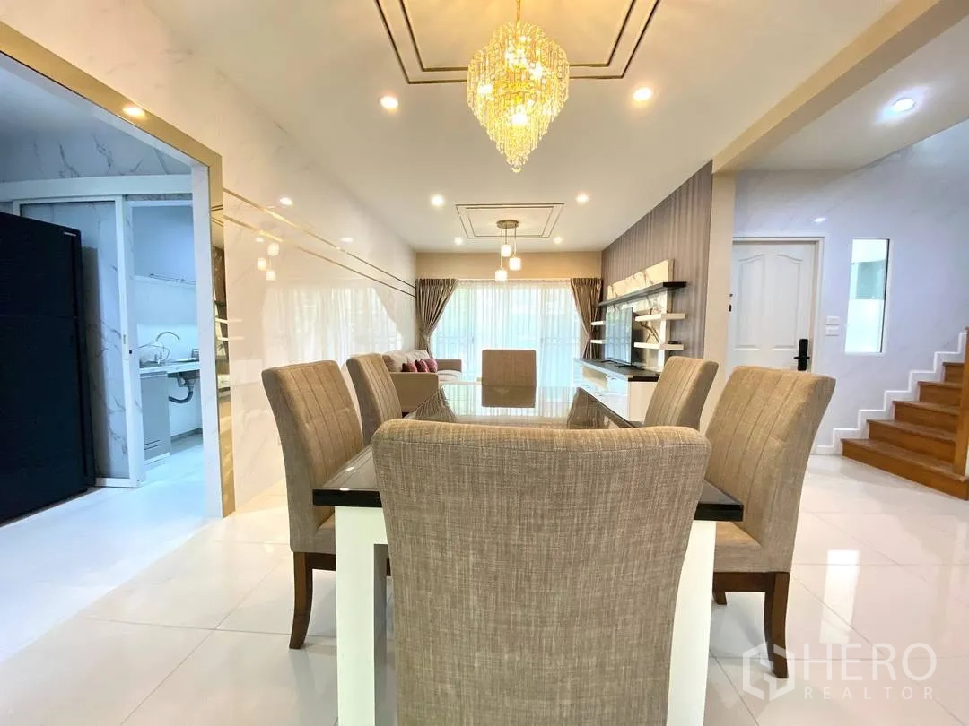 บ้านเดี่ยว for rent in Suan Luang, Bangkok - โซนรับประทานอาหาร โต๊ะกระจก 6 ที่นั่ง และโคมแชนเดอเลียร์