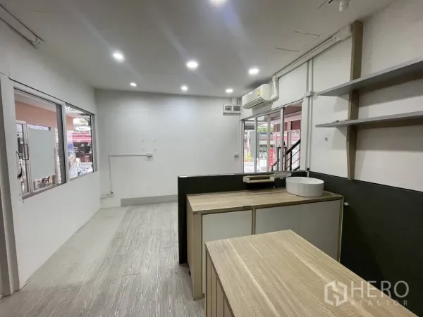 零售空间 出租在Khlong Toei, Bangkok - 开放式约15㎡铺面，墙面搁架、圆形洗手盆与层压台面。