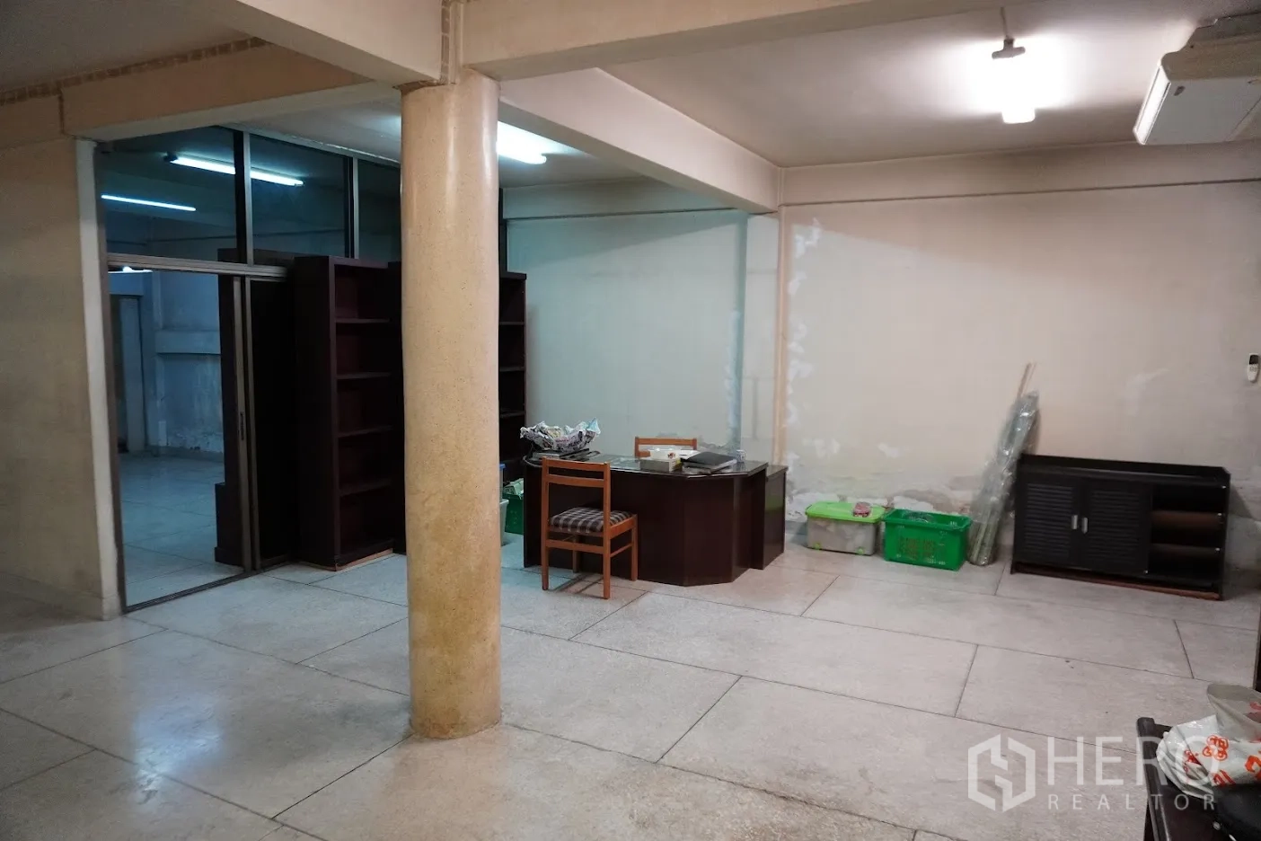 อาคารพาณิชย์ ให้เช่าในWatthana, Bangkok - พื้นที่ทำงานชั้นล่างพร้อมผนังกระจก โต๊ะทำงาน และที่เก็บของ