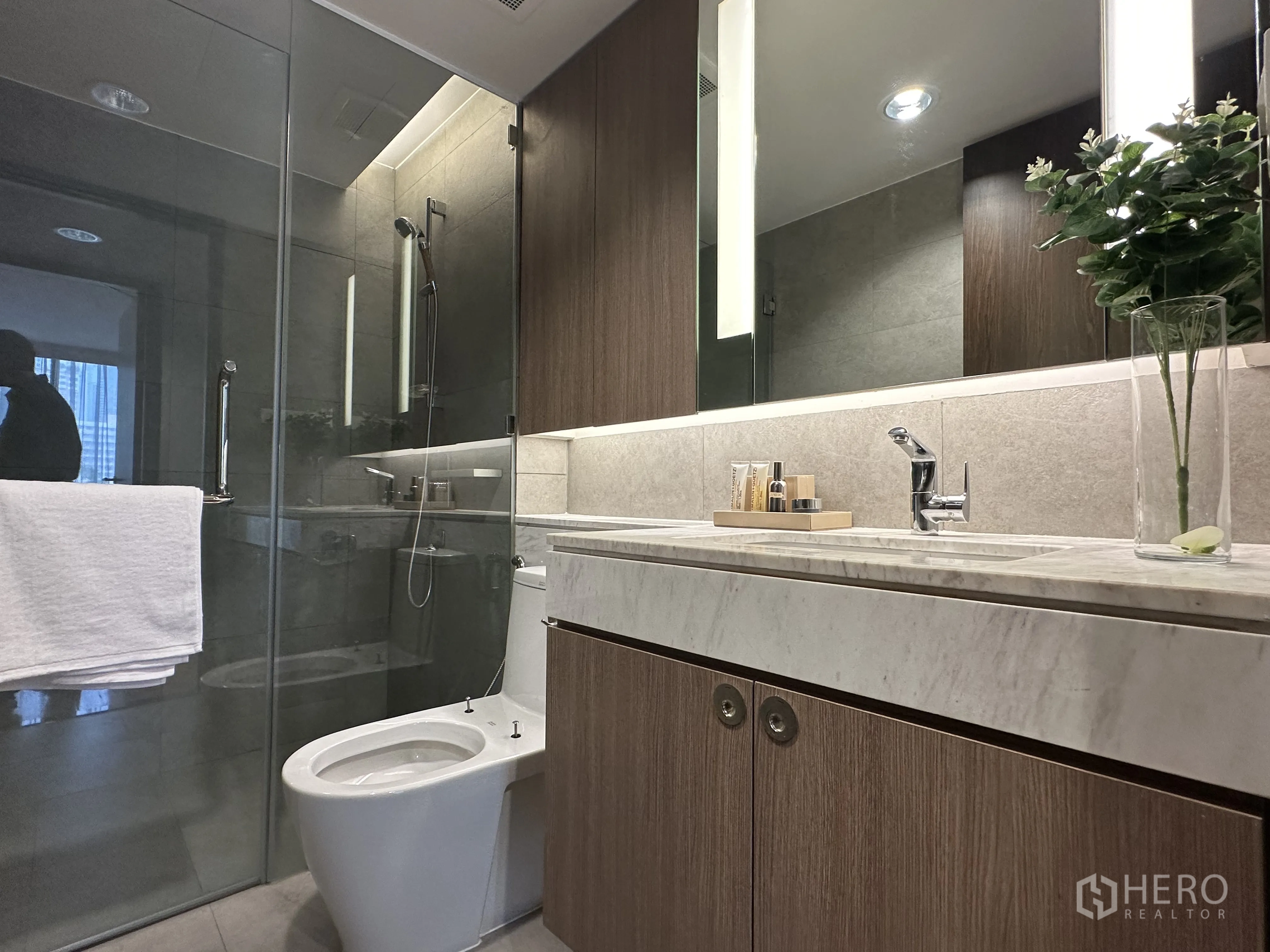 คอนโด for rent in Khlong Toei, Bangkok - ห้องน้ำทันสมัยพร้อมตู้กระจกอาบน้ำและเคาน์เตอร์หินอ่อน