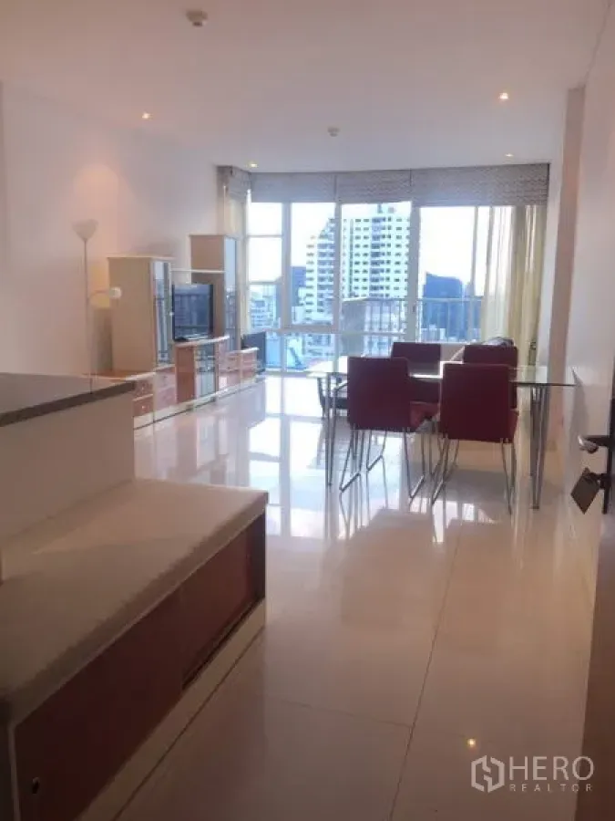 คอนโด ให้เช่าหรือขายในWatthana, Bangkok - พื้นที่นั่งเล่นและรับประทานอาหารแบบโอเพ่นพร้อมโต๊ะกระจก เก้าอี้สีแดง และหน้าต่างกระจกเต็มบานมองเห็นวิวเมือง