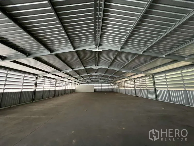展厅 出租 - 大型金属屋顶的半开放车位或仓储棚。