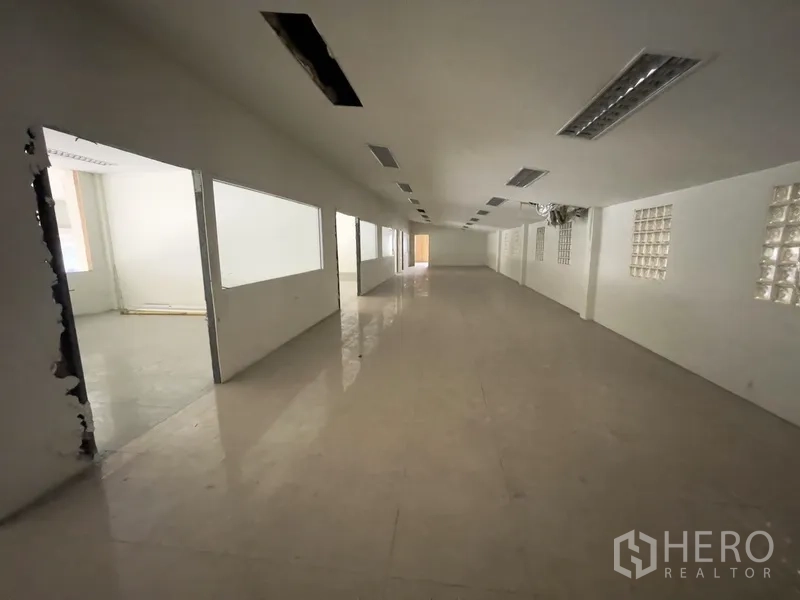 货栈 出租在Prawet, Bangkok - 深进式办公室楼层，多间房与内窗