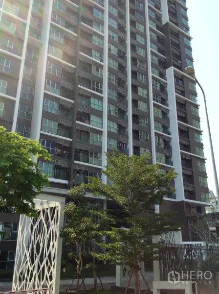 คอนโด ให้เช่าหรือขายในHuai Khwang, Bangkok - อาคารคอนโดไฮไรซ์พร้อมระเบียงและทางเข้าโครงการจัดภูมิทัศน์ย่านห้วยขวาง กรุงเทพฯ