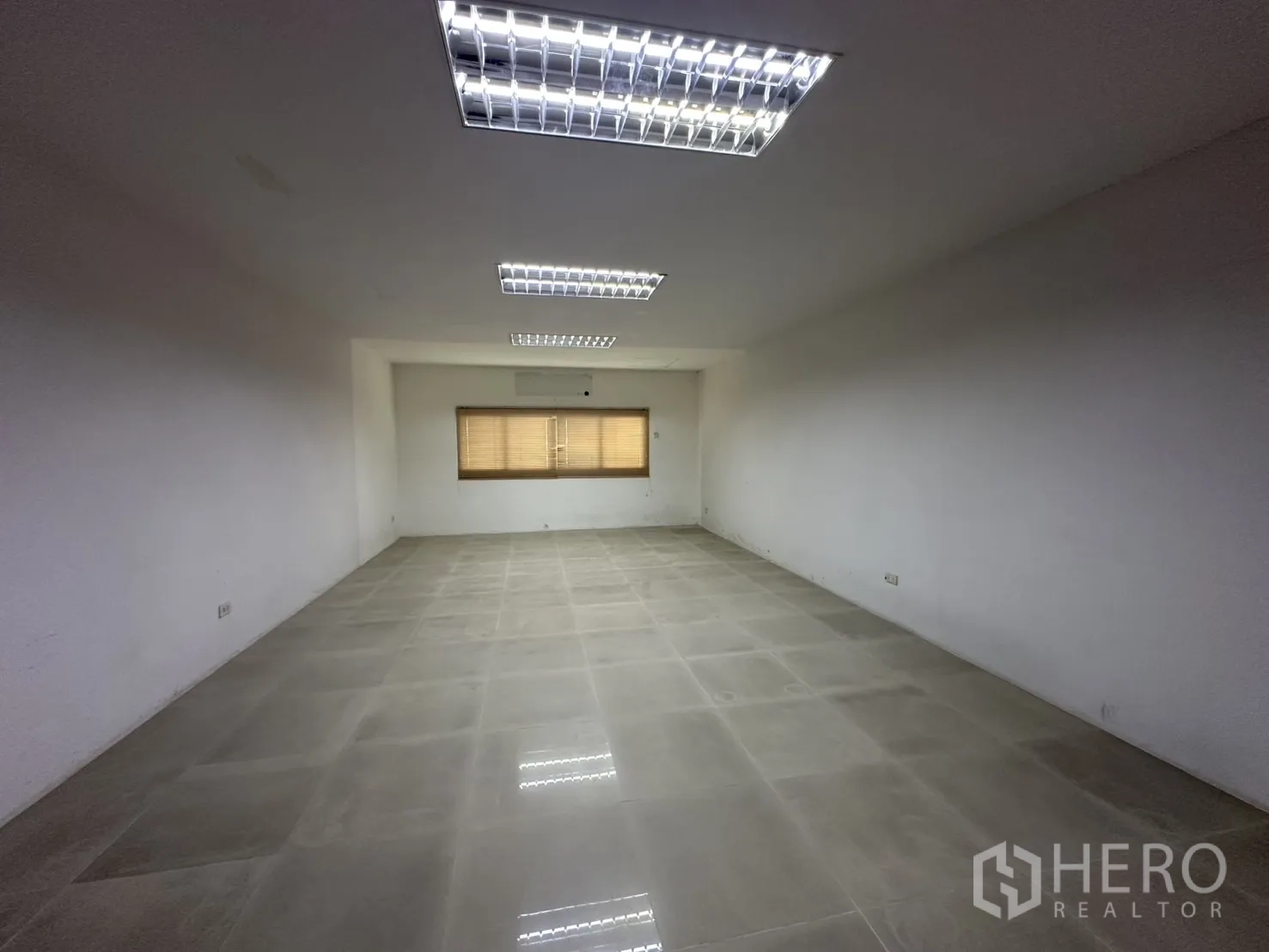 โรงงาน ให้เช่า - พื้นที่สำนักงานปรับอากาศ หน้าต่างแนวตั้งสามบาน