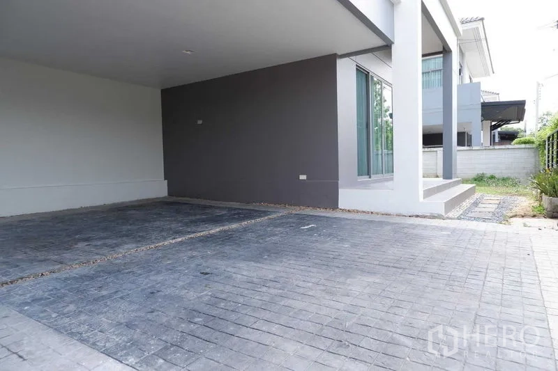 บ้าน ขายในLat Krabang, Bangkok - ที่จอดรถในร่ม 2 คัน ข้างชานบ้านยกพื้นและสวน