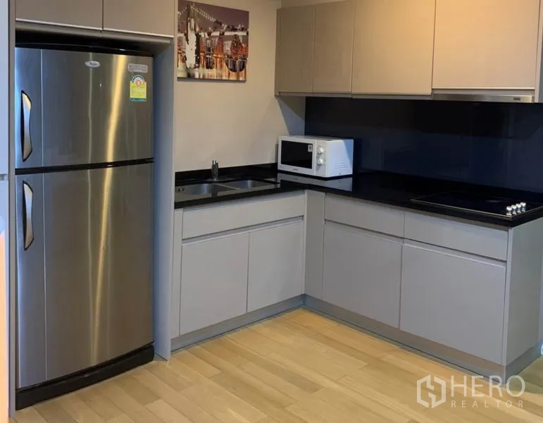 คอนโด ให้เช่าในWatthana, Bangkok - ครัวยูรูปสมัยใหม่ เคาน์เตอร์หินสีดำ ตู้เย็นสแตนเลส เตาไฟฟ้า และไมโครเวฟ