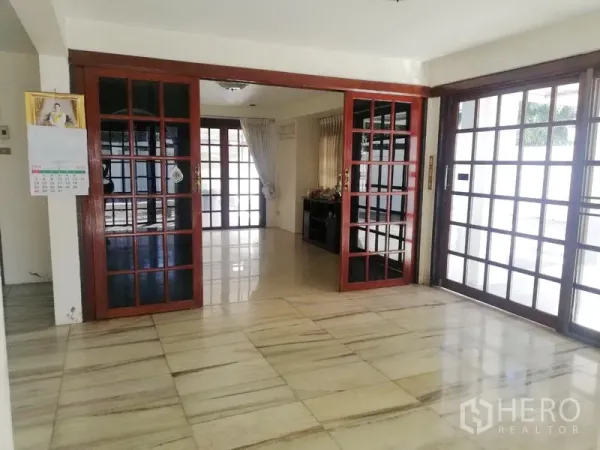 零售空间 出租在Khlong Toei, Bangkok - 采光充足的房间，落地木框推拉门