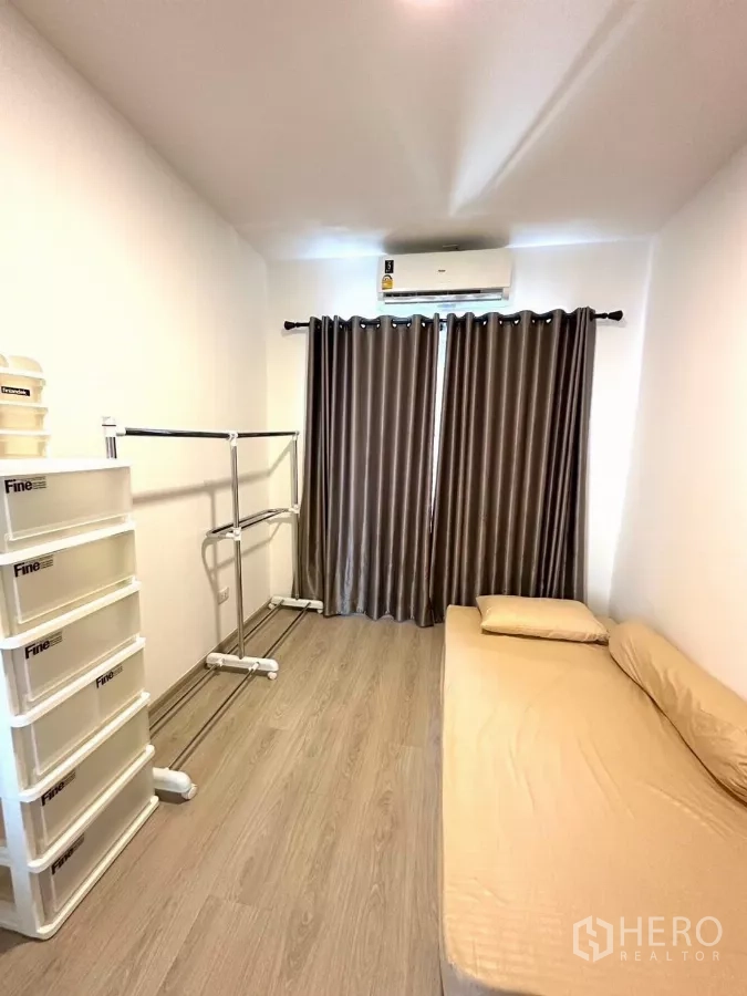 ทาวน์เฮาส์ ให้เช่าในBang Phli, Samut Prakan - มุมห้องนอนที่สามทางยาวพร้อมราวแขวนผ้าและแอร์