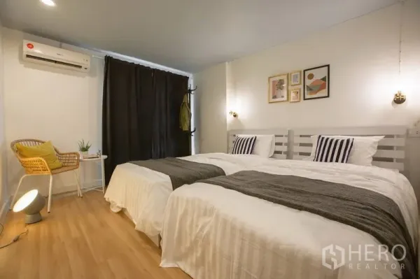 ทาวน์เฮาส์ ให้เช่าในSathon, Bangkok - ห้องนอนเตียงแฝดกว้างขวาง ไฟแขวน และผ้าม่านทึบ