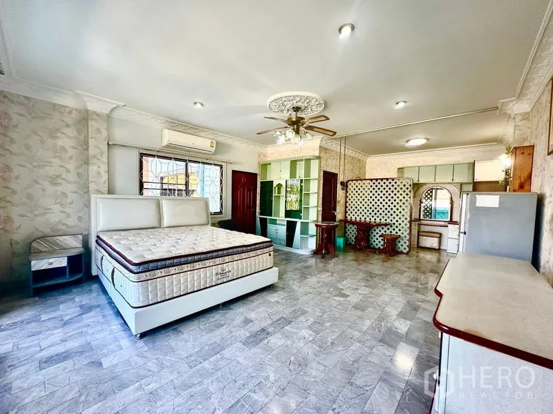 บ้าน ให้เช่าในTaling Chan, Bangkok - ห้องสวีทกว้าง เตียงนอน พัดลมเพดาน ตู้บิลท์อินสีเขียว และมุมแต่งตัวกั้นแยก.