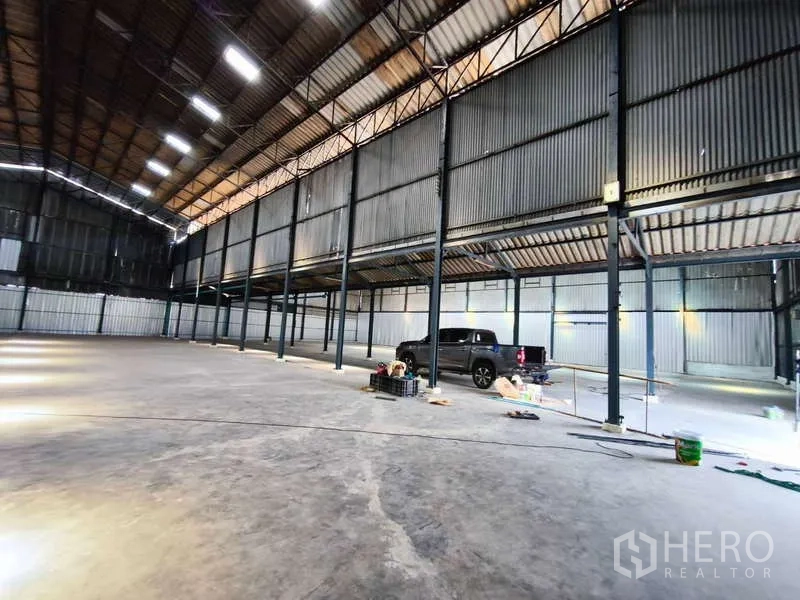 Warehouse for rent in Krathum Baen, Samut Sakhon - Wide-span warehouse floor with steel frames and ample turning space for large vehicles.
