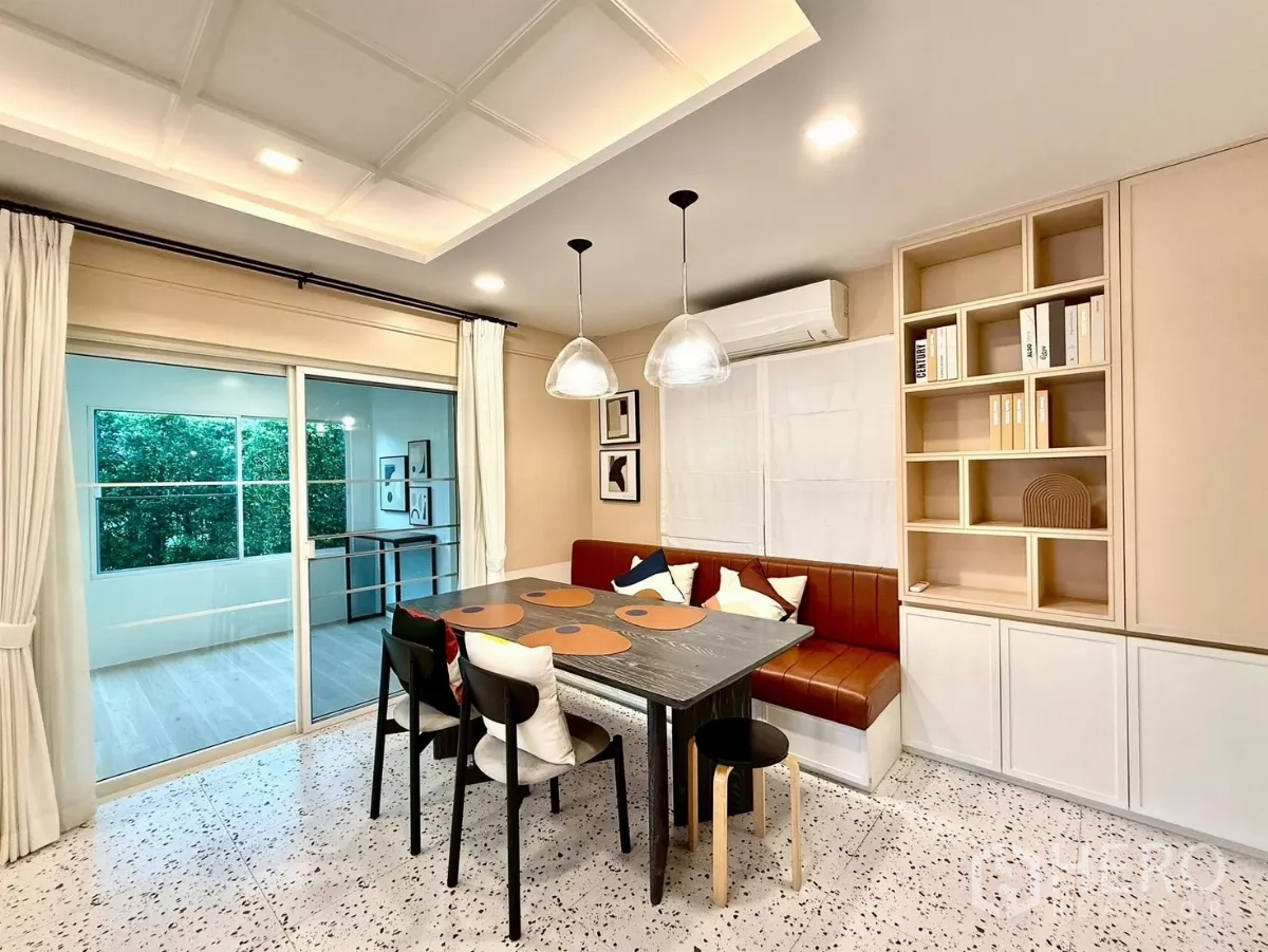 Detached House for rent in Bang Phli, Samut Prakan - Dining nook with built-in bench seating, shelving and sliding door.