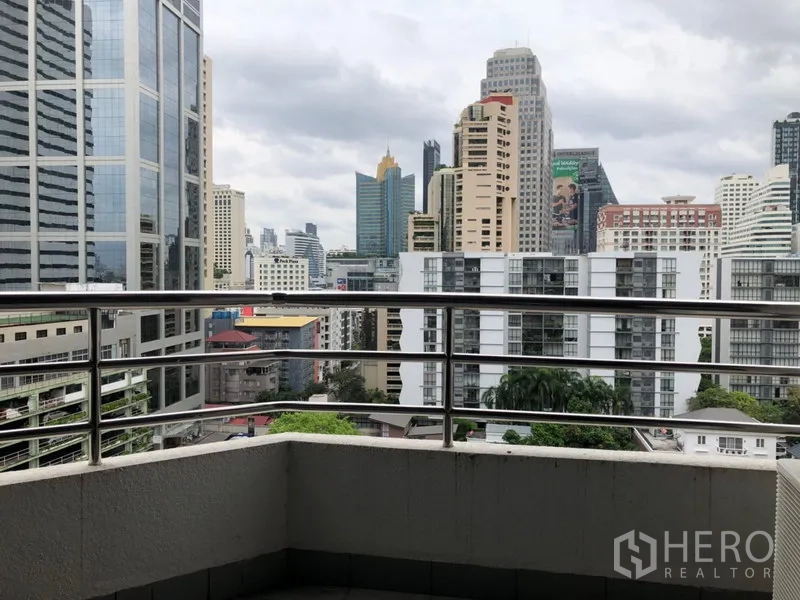 คอนโด ให้เช่าในKhlong Toei, Bangkok - ระเบียงส่วนตัวมองเห็นสกายไลน์สุขุมวิท