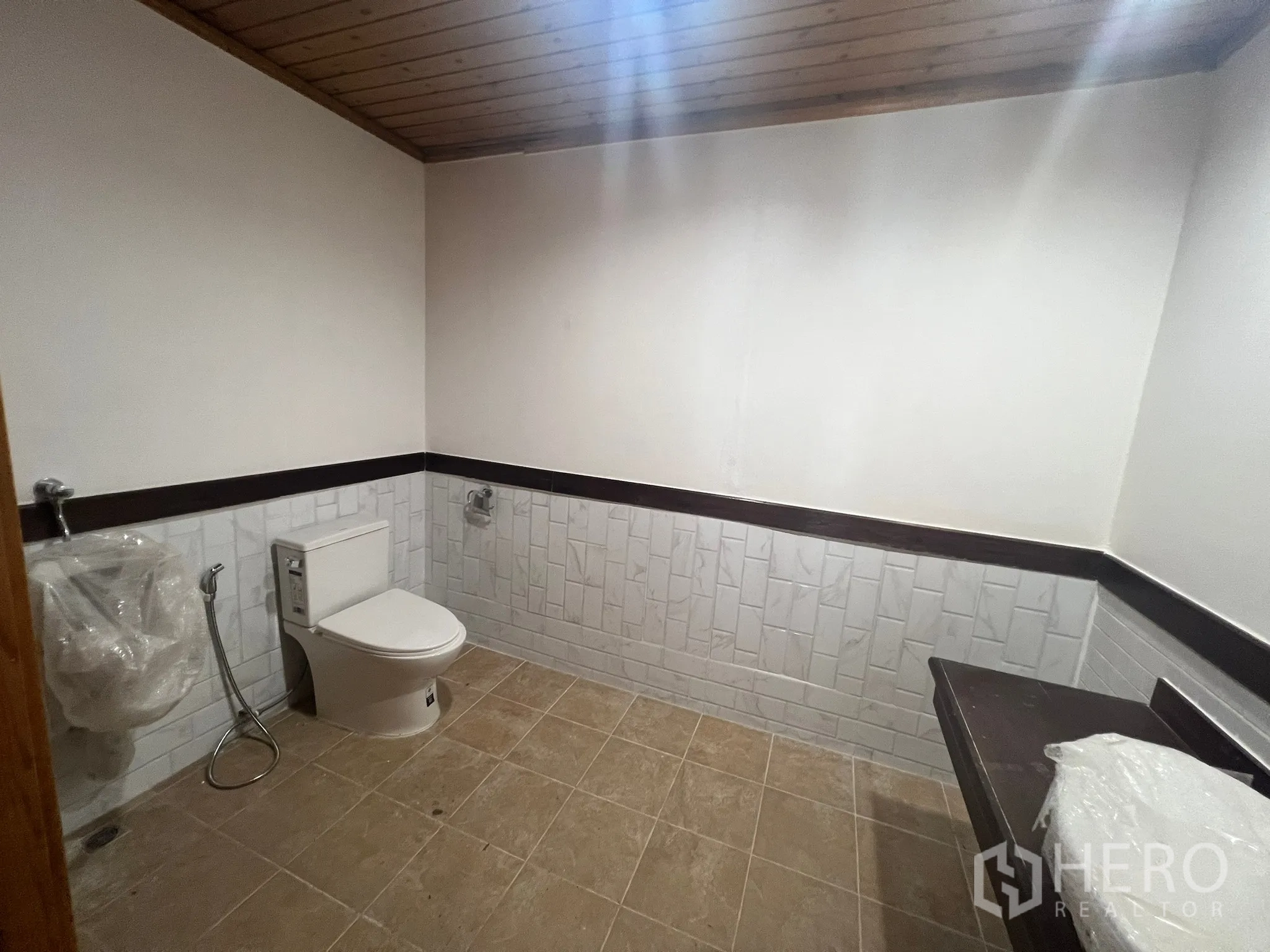 สำนักงานที่บ้าน ให้เช่าในSuan Luang, Bangkok - ห้องน้ำกว้างพร้อมโถสุขภัณฑ์ โถปัสสาวะ และผนังปูกระเบื้อง