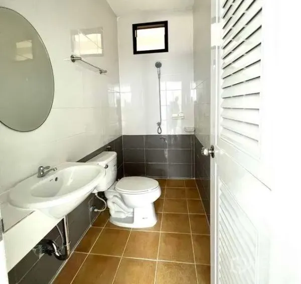 工厂 出租或出售在Mueang Samut Sakhon, Samut Sakhon - 厂内卫生间，配有坐便器、洗手盆和淋浴。