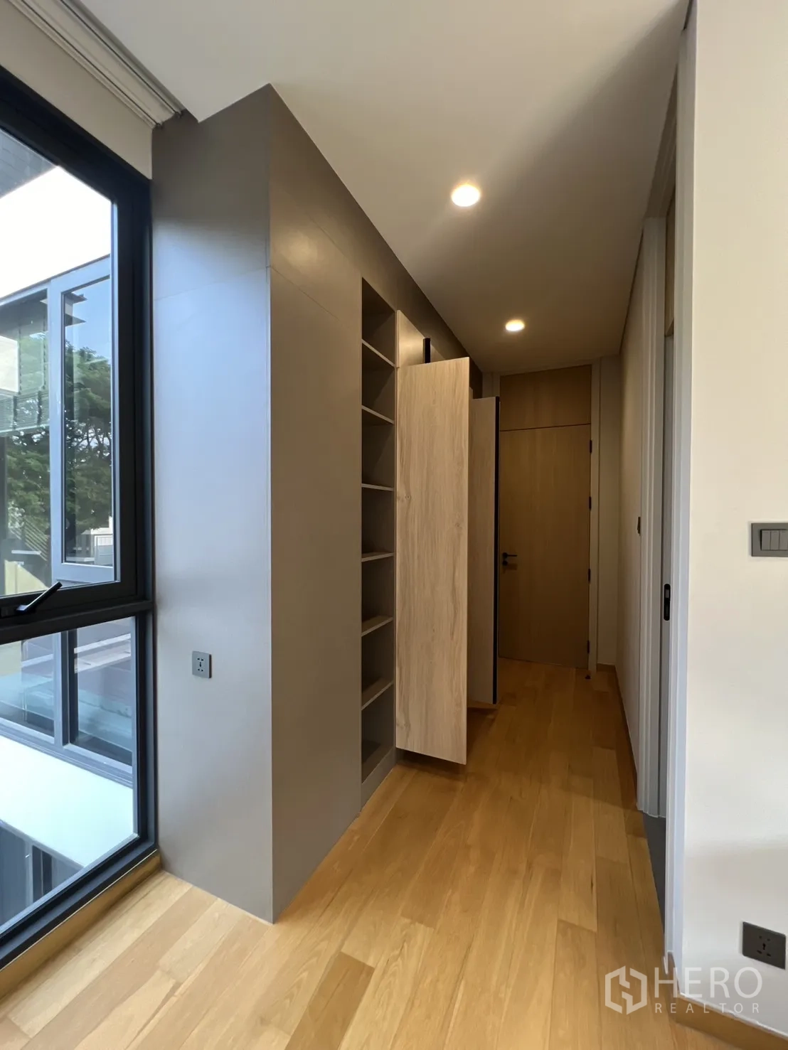 独立式住宅 出租在Suan Luang, Bangkok - 走廊高柜储物，旁边是大窗