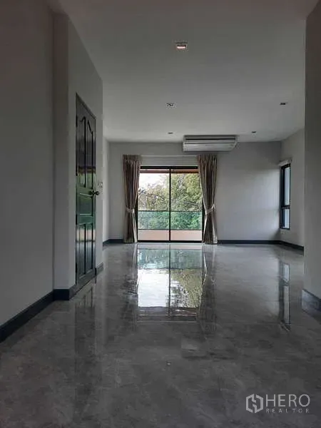 สำนักงานที่บ้าน ให้เช่าในHuai Khwang, Bangkok - พื้นที่อยู่อาศัย-ทำงานสว่าง พร้อมประตูกระจกออกระเบียง ม่าน และเครื่องปรับอากาศ