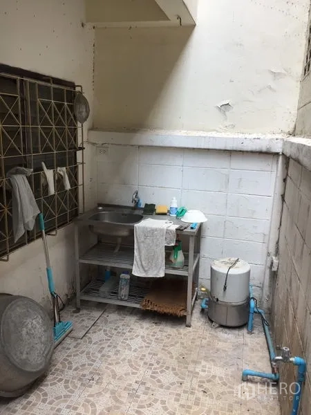 ทาวน์เฮาส์ ให้เช่าในKhlong Toei, Bangkok - ลานซักล้างหลังบ้านมีอ่างล้างและพื้นกระเบื้อง