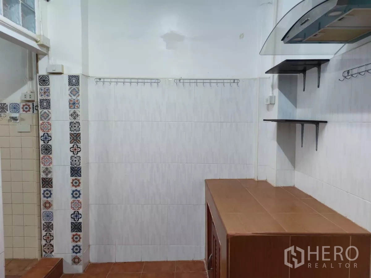 零售空间 出租在Watthana, Bangkok - 茶水间区域，白色墙砖、操作台和装饰性花砖