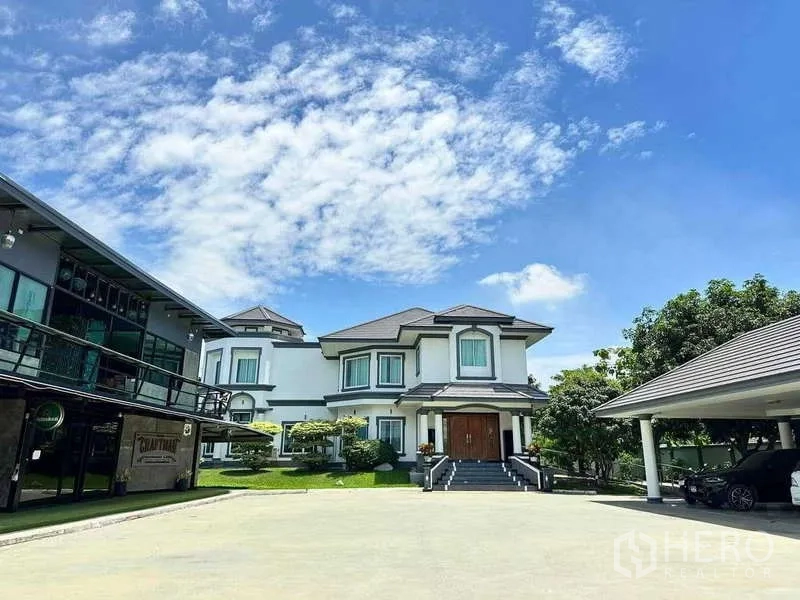 บ้าน ขายในKhlong Luang, Pathum Thani - ด้านหน้าบ้านพร้อมบันไดกว้าง สวนสวย และโรงจอดรถแยกต่างหาก