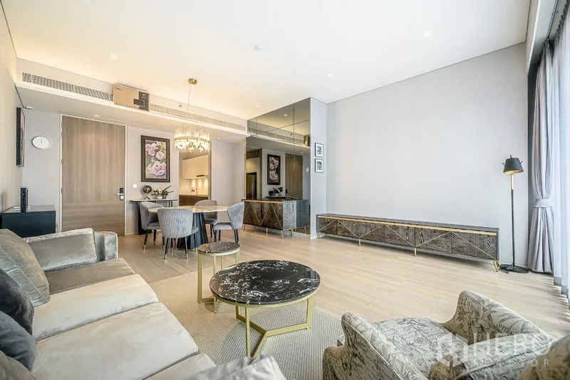 คอนโด ขายในWatthana, Bangkok - ห้องนั่งเล่นโปร่งโล่ง พื้นไม้ โต๊ะกลางหินอ่อน ใกล้ BTS ทองหล่อ ในคอนโดเขตวัฒนา