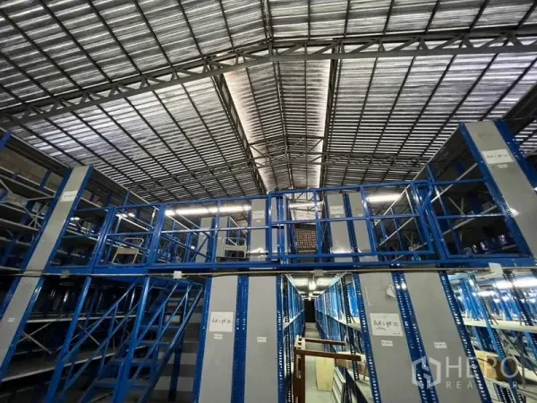 คลังสินค้า ให้เช่าในKhlong Toei, Bangkok - ระบบชั้นวางแบบสองชั้นพร้อมบันได ภายใต้โครงถักหลังคา