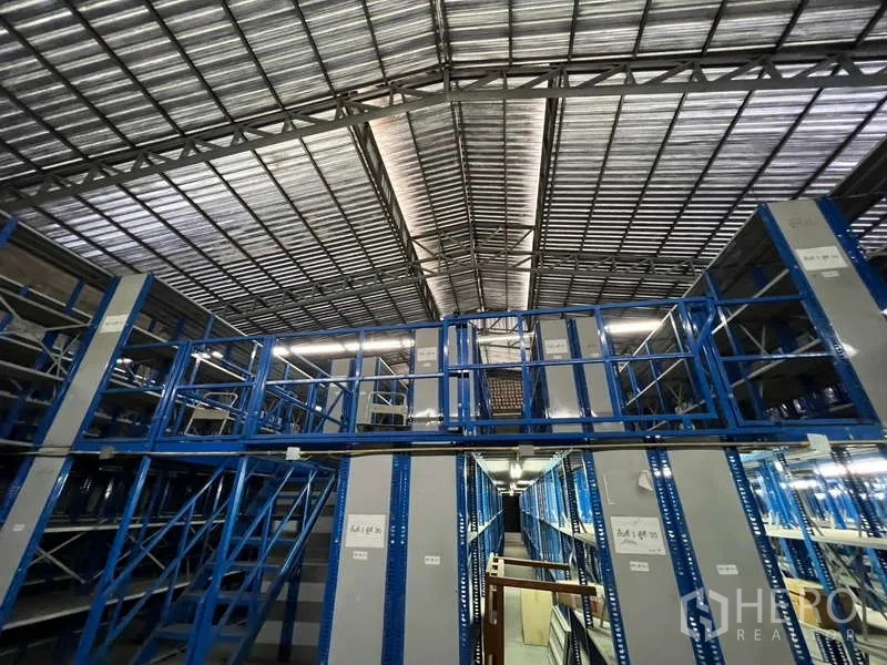 คลังสินค้า ให้เช่าในKhlong Toei, Bangkok - ระบบชั้นวางแบบสองชั้นพร้อมบันได ภายใต้โครงถักหลังคา
