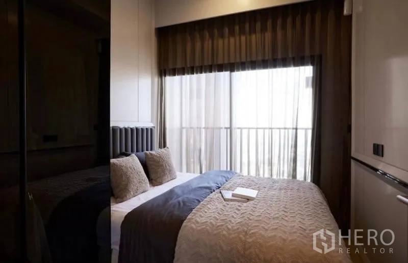 คอนโด ขายในWatthana, Bangkok - ห้องนอนแขก หน้าต่างระเบียง ม่านทึบโปร่ง และชุดเครื่องนอนนุ่มสบาย