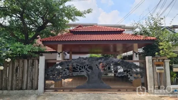 Detached House for rent in Saphan Sung, Bangkok - Thai-style entrance with red tiled roof and decorative tree-pattern metal gate of a detached house in Saphan Sung, Bangkok.