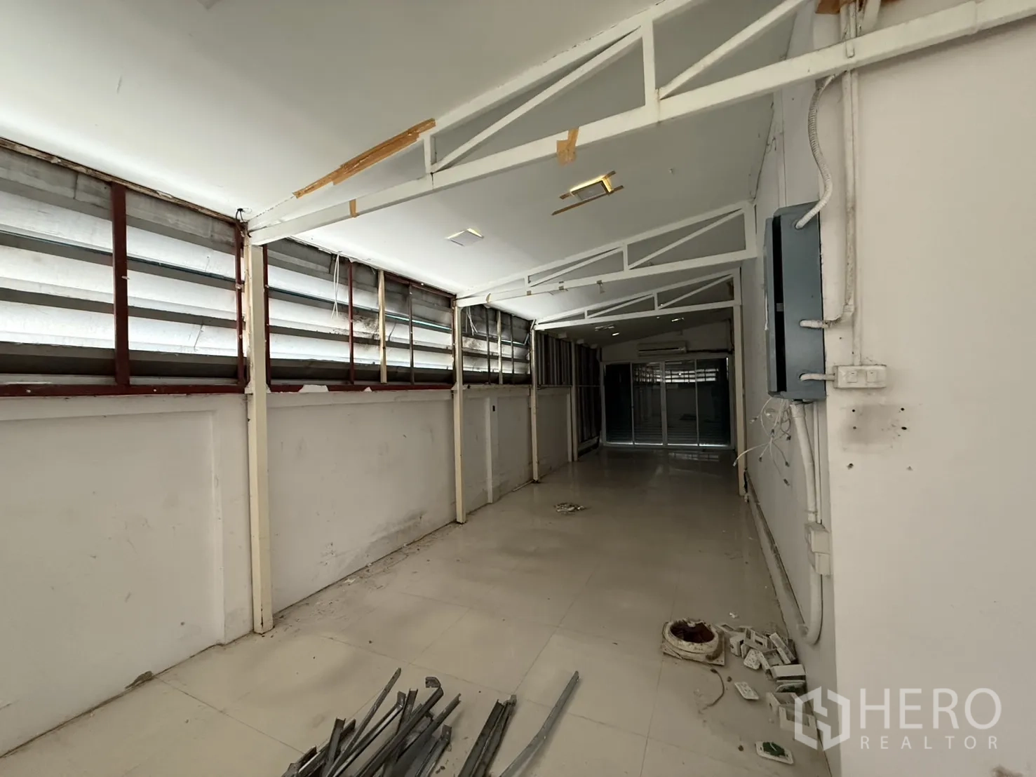 สำนักงาน ให้เช่าในBueng Kum, Bangkok - โซนเก็บของหรือคลังสินค้าด้านหลัง มีช่องลมบานเกล็ดและโครงเหล็ก