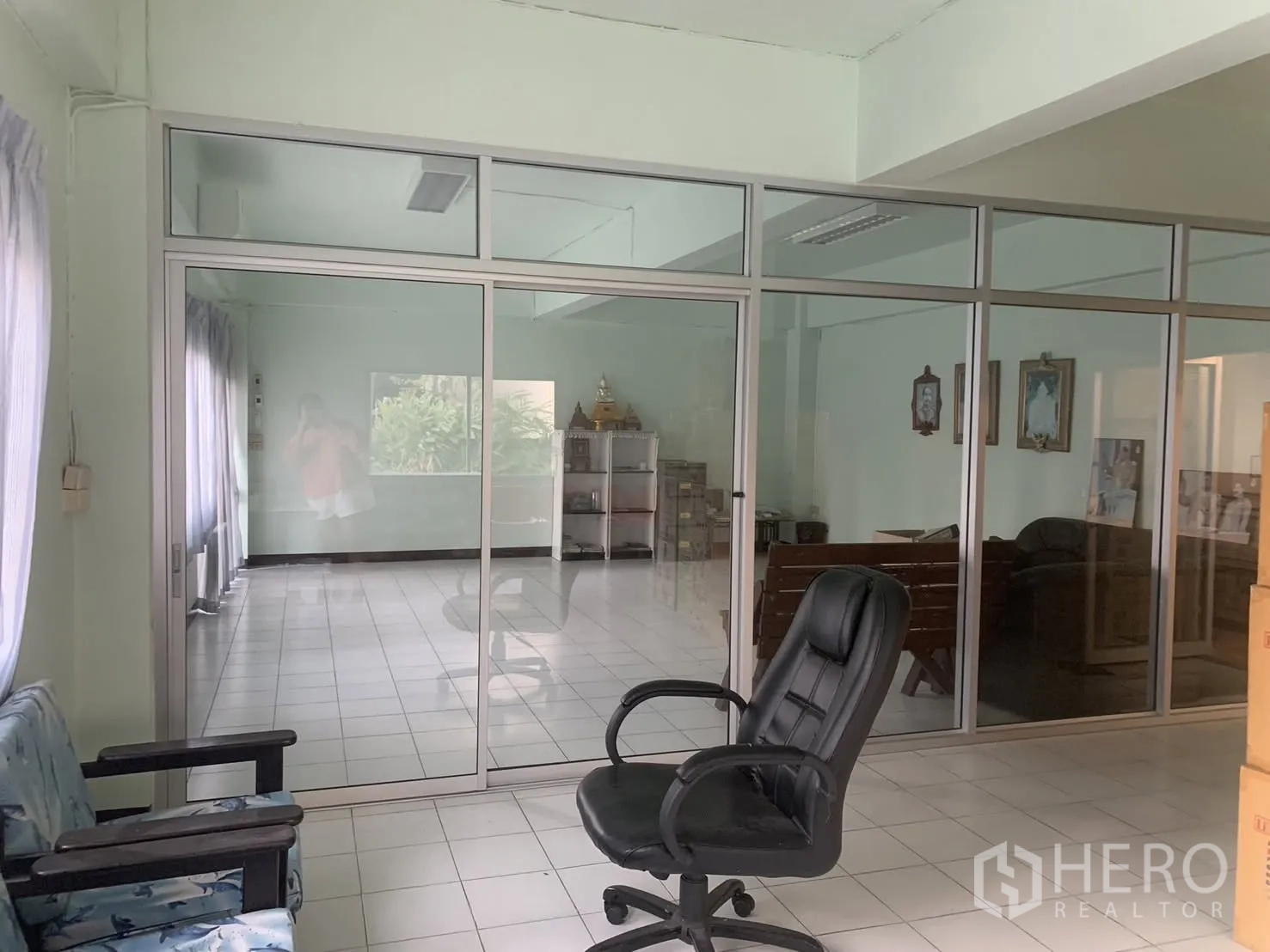 โกดัง for rent in Bang Phli, Samut Prakan - พื้นที่สำนักงานกั้นกระจกภายในโกดัง พร้อมเก้าอี้และพื้นกระเบื้อง