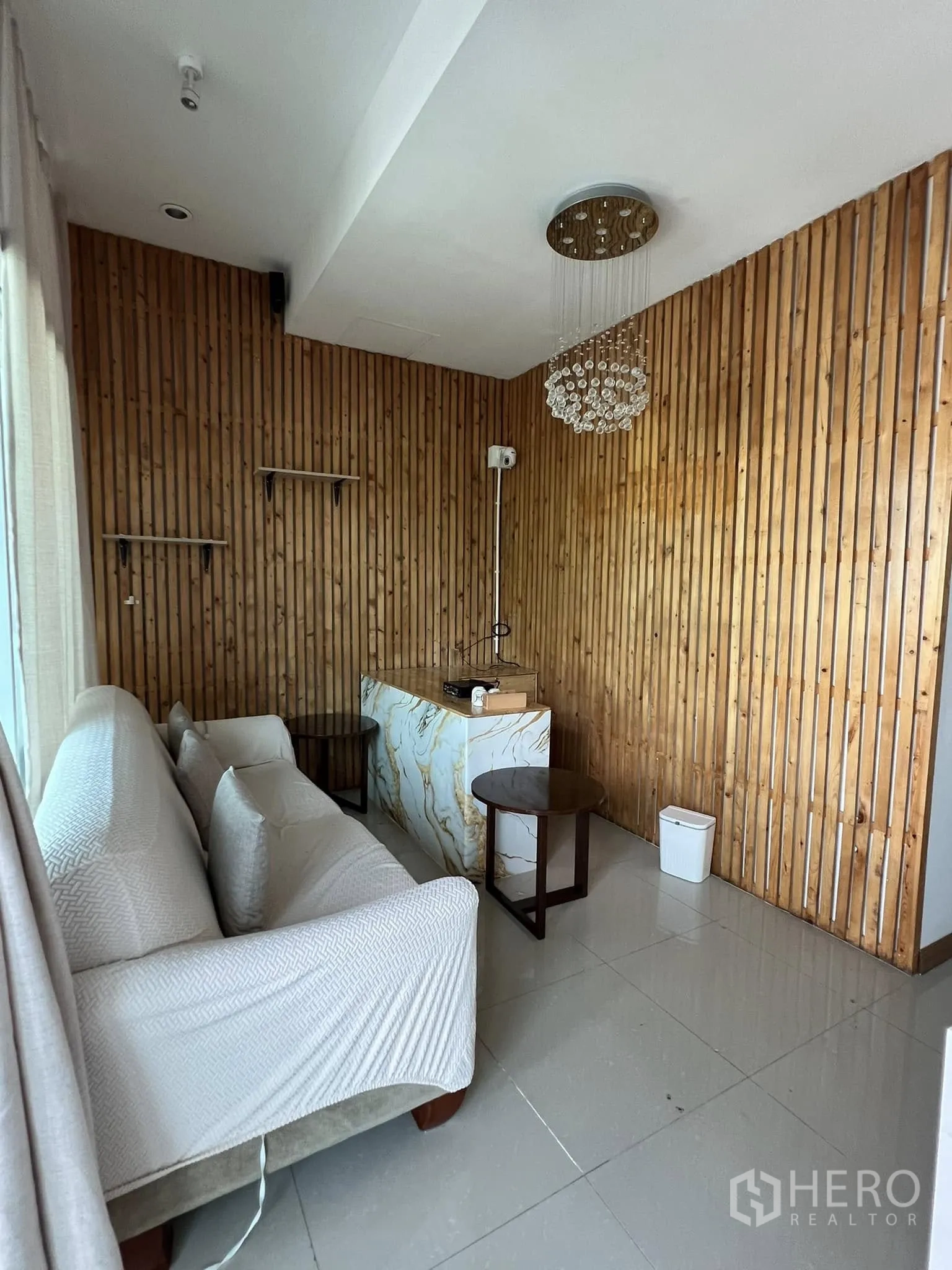 Retail Space for rent in Lat Phrao, Bangkok - Lounge and reception with sofa, marble-look counter and chandelier.