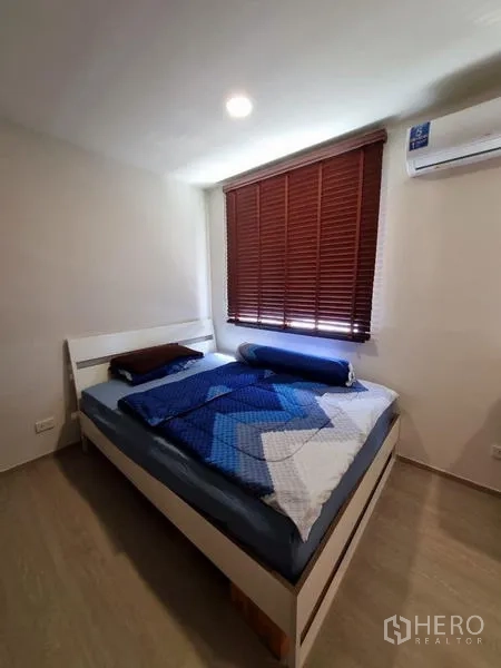 ทาวน์เฮาส์ ให้เช่า - ห้องนอนที่สองมีม่านบังตาไม้ แอร์ และพื้นลามิเนตลายไม้