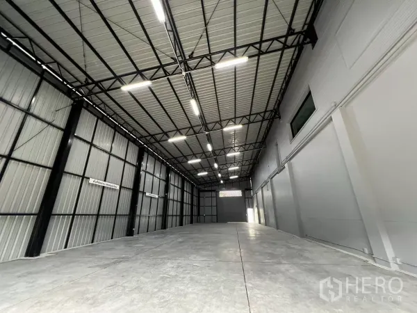 คลังสินค้า ให้เช่าในYan Nawa, Bangkok - ภายในโกดังเพดานสูง โครงหลังคาเหล็ก ไฟ LED และพื้นคอนกรีตเรียบ