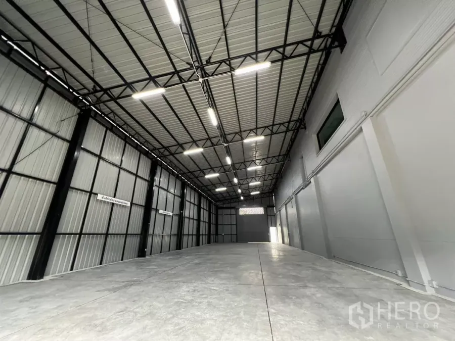 货栈 出租在Yan Nawa, Bangkok - 高挑仓库内部，钢结构屋顶、LED照明与平整混凝土地面。
