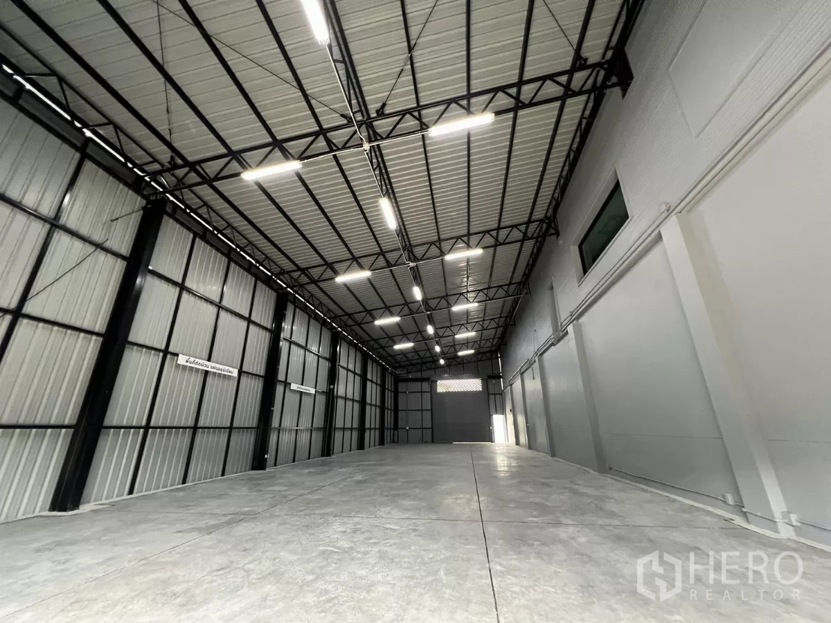 货栈 出租在Yan Nawa, Bangkok - 高挑仓库内部，钢结构屋顶、LED照明与平整混凝土地面。