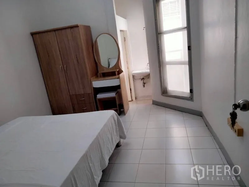 店屋 出租 - 狭长卧室，设衣柜、大窗与内置洗手池。