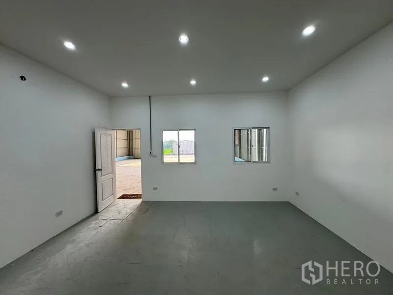 货栈 出租在Lam Luk Ka, Pathum Thani - 仓库内白色办公室，带窗户与门，嵌灯明亮。