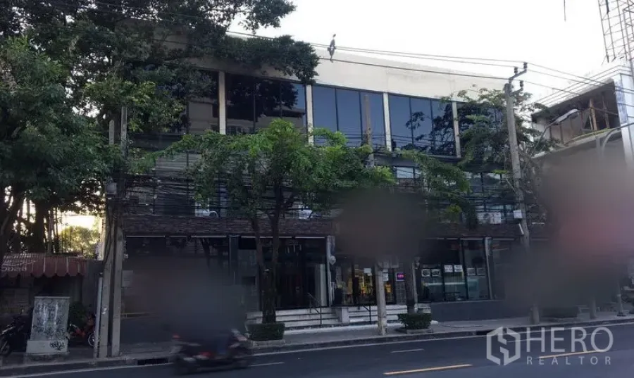 พื้นที่ขายปลีก ให้เช่าในWatthana, Bangkok - อาคารพาณิชย์ติดถนน กระจกหน้าร้านบานใหญ่ มีต้นไม้ด้านหน้า ย่านเอกมัย กรุงเทพฯ