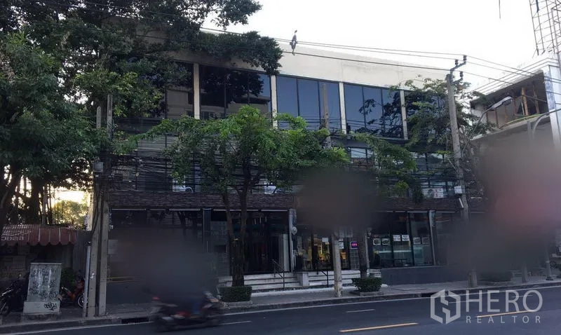 พื้นที่ขายปลีก ให้เช่าในWatthana, Bangkok - อาคารพาณิชย์ติดถนน กระจกหน้าร้านบานใหญ่ มีต้นไม้ด้านหน้า ย่านเอกมัย กรุงเทพฯ