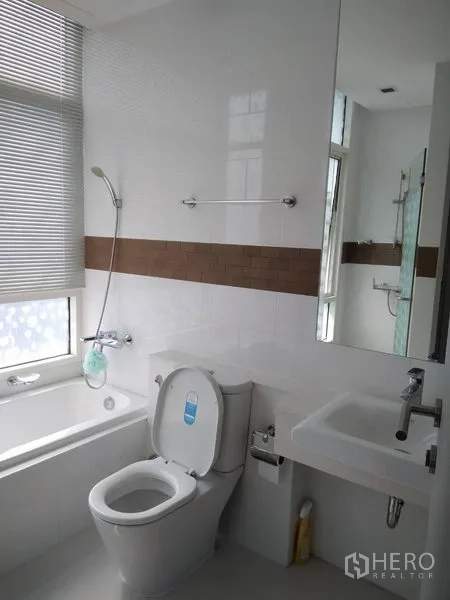 คอนโด ให้เช่าในWatthana, Bangkok - ห้องน้ำสมัยใหม่มีอ่างอาบน้ำ ตู้กระจกกั้นอาบน้ำ อ่างล้างหน้า และหน้าต่าง