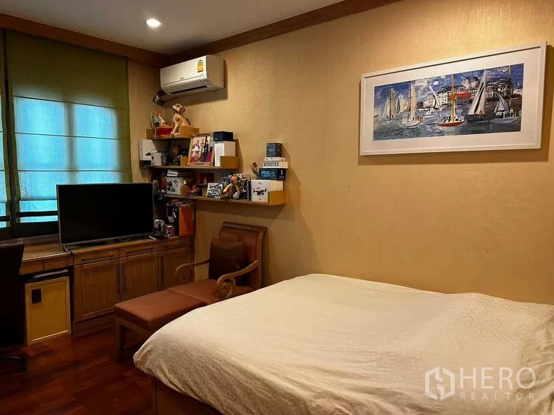 Detached House for sale in Bang Khun Thian, Bangkok - Guest bedroom with built-in desk, wall shelves, TV and air conditioning.