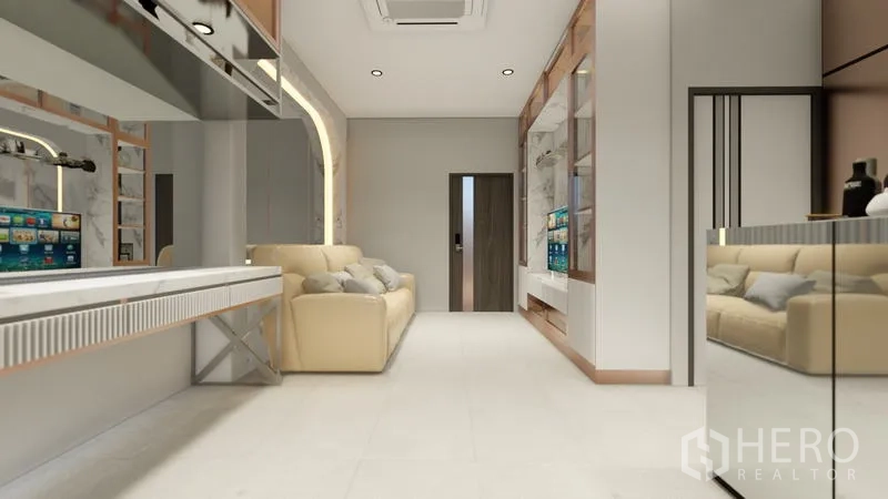 公寓 出租在Sathon, Bangkok - 明亮客厅，米色沙发、内置电视墙与镜面柜的现代公寓。