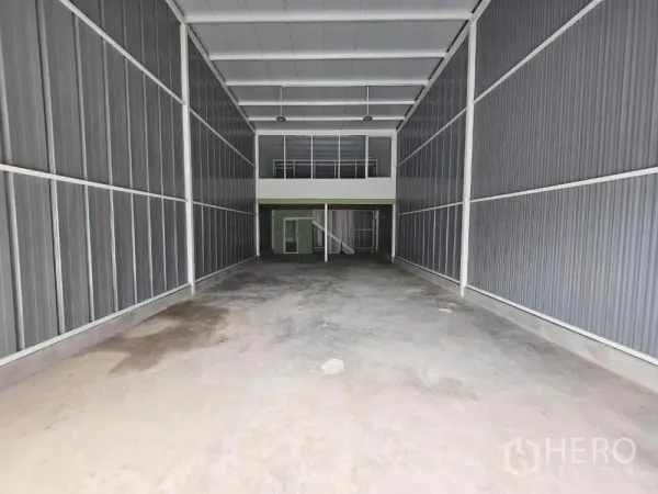 คลังสินค้า ให้เช่าในPrawet, Bangkok - โถงโกดังเพดานสูง พื้นคอนกรีต กว้างลึก เชื่อมต่อไปยังออฟฟิศชั้นลอยและบันไดด้านหลัง.