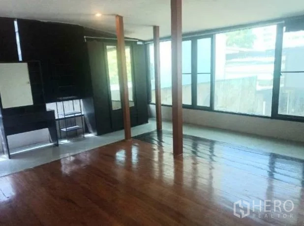 บ้าน ให้เช่าในKhlong Toei, Bangkok - ห้องสว่างด้วยกระจกบานใหญ่ พื้นไม้ขัดเงา