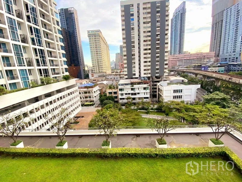 คอนโด ให้เช่าในRatchathewi, Bangkok - มุมมองจากห้อง เห็นสวนส่วนกลางอาคาร สูงระฟ้า และทางรถไฟฟ้า BTS พญาไท