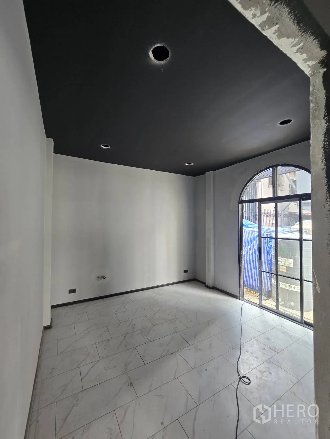 โฮมออฟฟิศ for rent in Phra Khanong, Bangkok - ห้องกะทัดรัดเพดานสีดำมีดาวน์ไลท์และหน้าต่างโค้งบานใหญ่